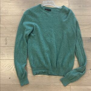 Tahari cashmere long sleeve sweater